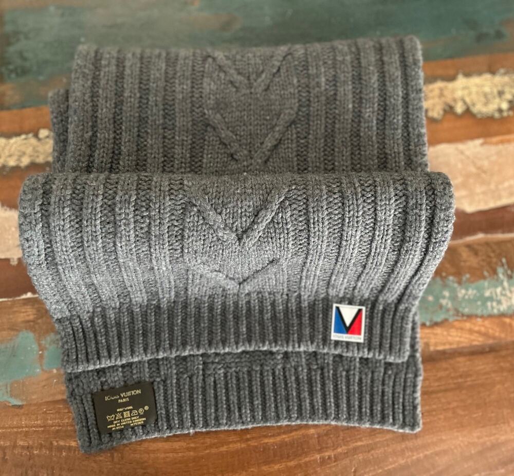 Authentic Louis Vuitton Echarpe LV Cable Knit Scarf Gray 100% Wool M75369 66x12”